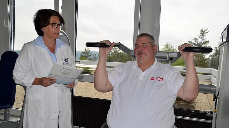 Reinhold Becker trainiert gerne an den Fitnessgeräten. Sie wurden speziell für Schwergewichte, wie ihn, angeschafft. Dank des neuen BRITTA-Programms, das Professor Monika Reuß-Borst mit ihren Kollegen im Reha-Zentrum Bad Bocklet aufgelegt hat. Foto: Kathrin Kupka-Hahn - Reinhold Becker trainiert gerne an den Fitnessgeräten. Sie wurden speziell für Schwergewichte, wie ihn, angeschafft. Dank des neuen BRITTA-Programms, das Professor Monika Reuß-Borst mit ihren Kollegen im Reha-Zentrum Bad Bocklet aufgelegt hat. Foto: Kathrin Kupka-Hahn Reinhold Becker trainiert gerne an den Fitnessgeräten. Sie wurden speziell für Schwergewichte, wie ihn, angeschafft. Dank des neuen BRITTA-Programms, das Professor Monika Reuß-Borst mit ihren Kollegen im Reha-Zentrum Bad Bocklet aufgelegt hat. Foto: Kathrin Kupka-Hahn - Reinhold Becker trainiert gerne an den Fitnessgeräten. Sie wurden speziell für Schwergewichte, wie ihn, angeschafft. Dank des neuen BRITTA-Programms, das Professor Monika Reuß-Borst mit ihren Kollegen im Reha-Zentrum Bad Bocklet aufgelegt hat. Foto: Kathrin Kupka-Hahn