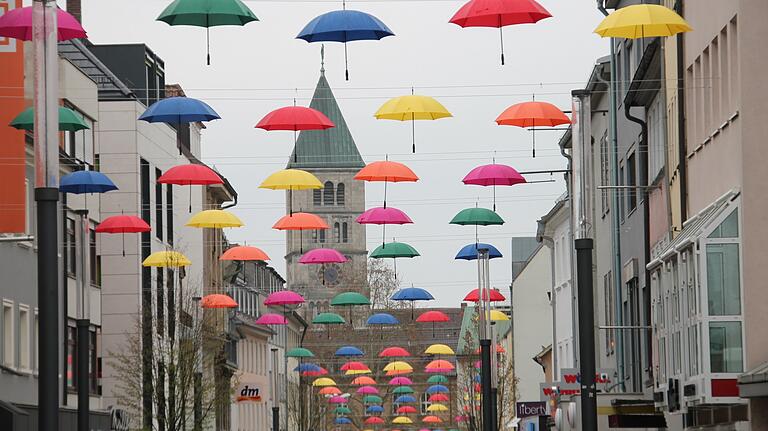 Über 100 Sonnenschirme hingen einst attraktiv und schmückend in der Spitalstraße. Doch der Wind drehte die Befestigungen auf, so dass einige abstürzten. Aus Sicherheitsgründen mussten sie dann wieder abgehängt werden. Über 100 Sonnenschirme hingen einst attraktiv und schmückend in der Spitalstraße. Doch der Wind drehte die Befestigungen auf, so dass einige abstürzten. Aus Sicherheitsgründen mussten sie dann wieder abgehängt werden.