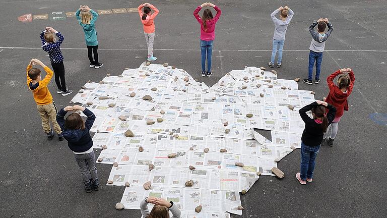 Ein riesiges Herz gestalteten die Schülerinnen und Schüler der Grundschule Riedenberg im Zuge der sogenannten 'Heldenherz Challenge'.       -  Ein riesiges Herz gestalteten die Schülerinnen und Schüler der Grundschule Riedenberg im Zuge der sogenannten 'Heldenherz Challenge'.