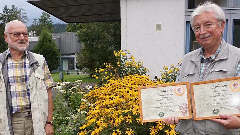 Klaus Neisser (rechts) wurde vom Vorsitzenden Günther Wischert (links)  für 40 Jahre Mitgliedschaft beim Rhönklub Zweigverein Bad Brückenau  geehrt. Foto: Marion Eckert       -  Klaus Neisser (rechts) wurde vom Vorsitzenden Günther Wischert (links)  für 40 Jahre Mitgliedschaft beim Rhönklub Zweigverein Bad Brückenau  geehrt. Foto: Marion Eckert