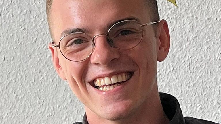 Ralf Englberger studiert Vergleichende indogermanische Sprachwissenschaft im zweiten Bachelorsemester. Ralf Englberger studiert Vergleichende indogermanische Sprachwissenschaft im zweiten Bachelorsemester.