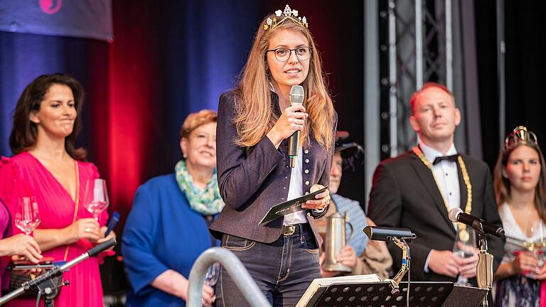 Die Fränkische Weinkönigin Eva Brockmann eröffnet mit Bayerns Landwirtschaftsministerin Michaela Kaniber (links) das Kitzinger Promenaden Weinfest 2023. Die Fränkische Weinkönigin Eva Brockmann eröffnet mit Bayerns Landwirtschaftsministerin Michaela Kaniber (links) das Kitzinger Promenaden Weinfest 2023. 