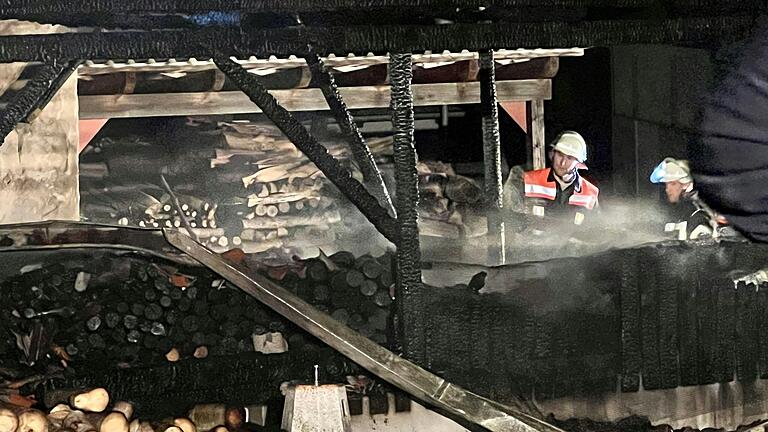Die Feuerwehrleute konnten beim Brand eines Holzunterstandes in Willanzheim ein Übergreifen des Feuers auf die direkt angrenzenden Gebäude verhindern. Die Feuerwehrleute konnten beim Brand eines Holzunterstandes in Willanzheim ein Übergreifen des Feuers auf die direkt angrenzenden Gebäude verhindern. 