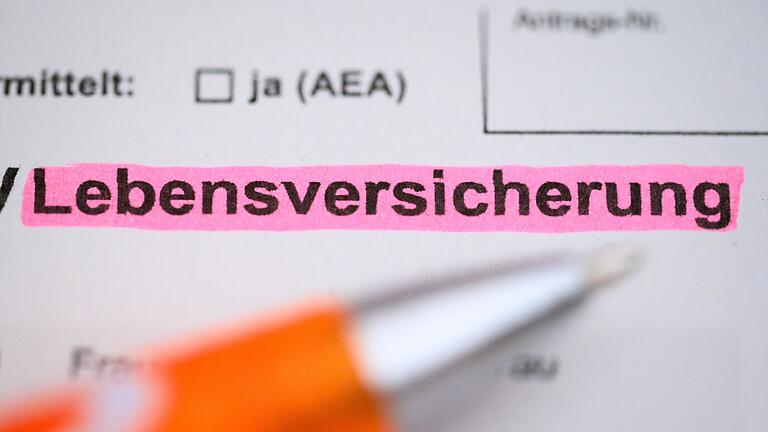 Lebensversicherung       -  Lebensversicherungen sind nach dem Ende der Nullzinsphase wieder einträglicher geworden. (Illustration)