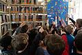 Kindergartenkinder zeigen auf ihre Collage.
