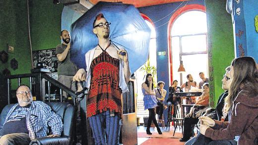 Der Sommer kann kommen: Modenschau mit dem, was liegen blieb. Im Kulturhaus Stattbahnhof wurden Fundsachen versteigert.