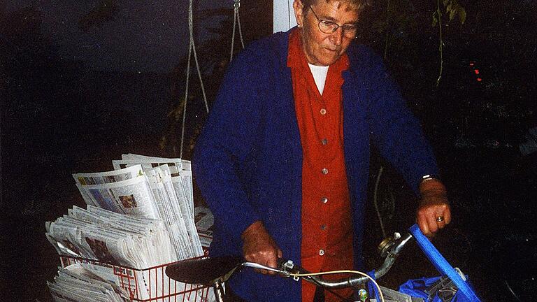 Ein lange vertrautes Bild in Frankenwinheim: Die langjährige Austrägerin der Main-Post, Johanna Gernert, begibt sich mit ihrem schwer bepackten Rad  in der Dunkelheit auf ihre Tour. Das Bild wurde im Januar 2004 aufgenommen. Repro-