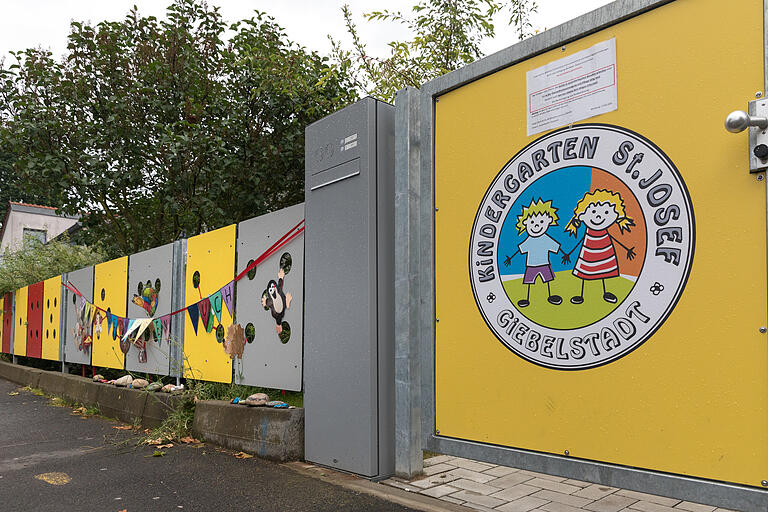 Blick auf den Kindergarten St. Josef in der Schulstraße 8 in Giebelstadt. Der Träger des Kindergartens in Giebelstadt möchte eine verpflichtende Mahlzeit für Kinder einführen. Blick auf den Kindergarten St. Josef in der Schulstraße 8 in Giebelstadt. Der Träger des Kindergartens in Giebelstadt möchte eine verpflichtende Mahlzeit für Kinder einführen.