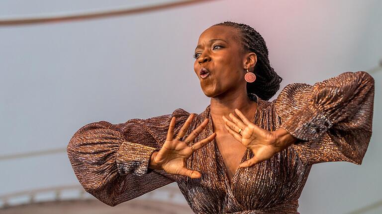 Jazz-Sängerin Awa Ly aus dem Senegal bezauberte das Publikum mit ihrem Auftritt auf der Offenen Bühne. Jazz-Sängerin Awa Ly aus dem Senegal bezauberte das Publikum mit ihrem Auftritt auf der Offenen Bühne.
