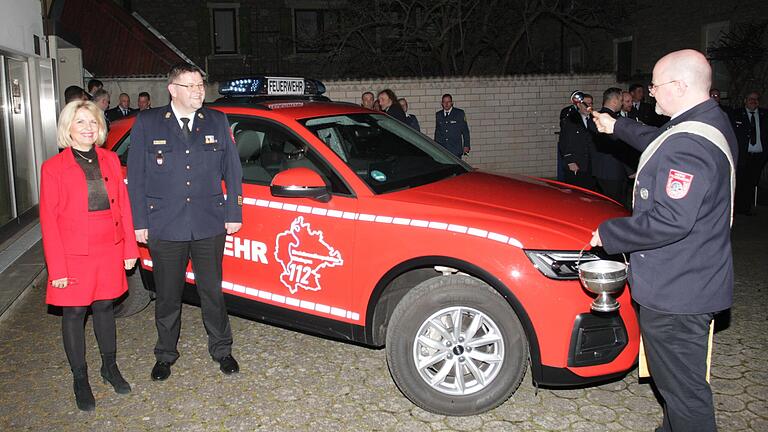 Bruder Melchior segnet in Beisein von Landrätin Tamara Bischof den neuen Einsatzwagen des Kreisbrandrats Dirk Albrecht (Mitte). Bruder Melchior segnet in Beisein von Landrätin Tamara Bischof den neuen Einsatzwagen des Kreisbrandrats Dirk Albrecht (Mitte).