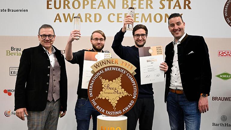 Bei der Preisverleihung des European Beer Star 2023 (von links): Georg Rittmayer (Präsident der Privaten Brauereien Bayern), Felix Göller, Max Göller, Martin Schimpf (Präsident der Privaten Brauereien Deutschland).