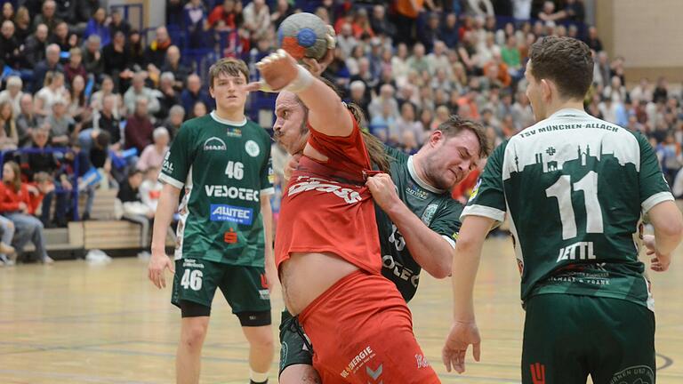 Mit großem Willen unterwegs Richtung Tor: Lohrs Kreisläufer Franziskus Gerr (vorne am Ball) ist vom Allacher Maximilian Zilz nicht zu halten. Mit großem Willen unterwegs Richtung Tor: Lohrs Kreisläufer Franziskus Gerr (vorne am Ball) ist vom Allacher Maximilian Zilz nicht zu halten.