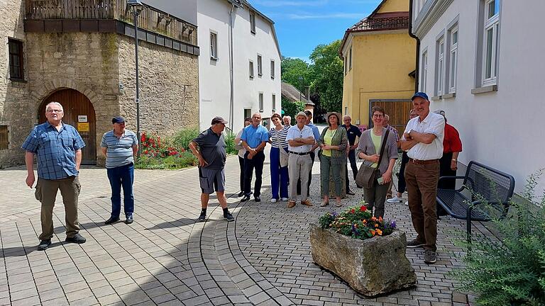 Archivar Norbert Bischoff brachte den Teilnehmern die Geschichte und die markanten Orte von Segnitz näher.