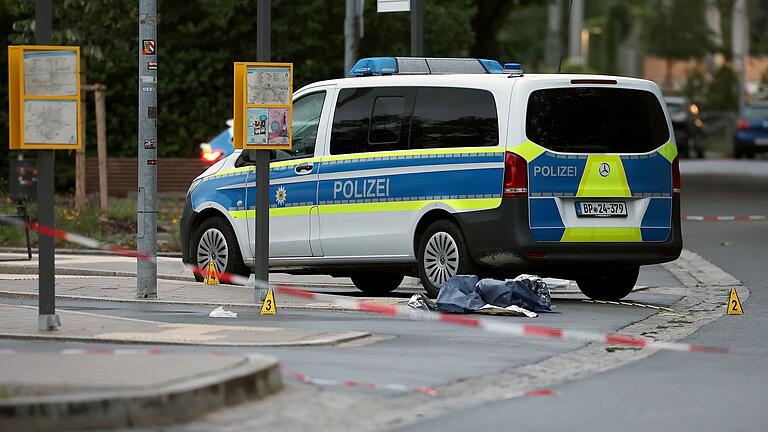 Großer Polizeieinsatz in Mittelfranken       -  Nach den Schüssen auf einen mutmaßlichen Messerangreifer ist der Tatort für die Spurensicherung abgesperrt.