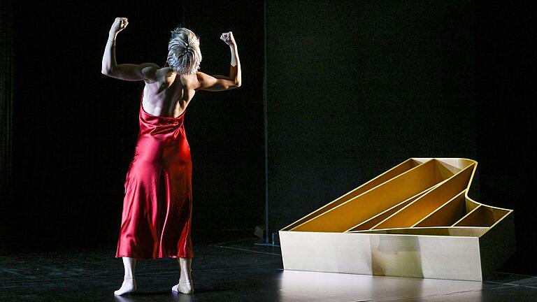 Abstraktion eines Klaviers am Bühnenrand in der Tanzproduktion von Dominique Dumais Abstraktion eines Klaviers am Bühnenrand in der Tanzproduktion von Dominique Dumais