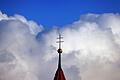 Wolken türmen sich über Kirchturm       -  Der Kirchturm gehört in Bayern zu fast jedem Dorf. (Symbolbild)