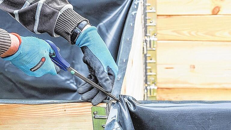 . . . um die Hochbeete zu bauen. . . . um die Hochbeete zu bauen.