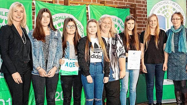 Die Werner-von-Siemens-Realschule war bei der Preisverleihung &bdquo;Umweltschule in Europa&ldquo; gut vertreten. Im Bild (v. links) Umweltministerin Ulrike Scharf, Leonie Mottl, Linda Bulheller, Jennifer Gensler, Gabriele Rabaoui, Celine Baumeister, Stefanie Schmitt und Maria Elsner.