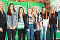 Die Werner-von-Siemens-Realschule war bei der Preisverleihung &bdquo;Umweltschule in Europa&ldquo; gut vertreten. Im Bild (v. links) Umweltministerin Ulrike Scharf, Leonie Mottl, Linda Bulheller, Jennifer Gensler, Gabriele Rabaoui, Celine Baumeister, Stefanie Schmitt und Maria Elsner.