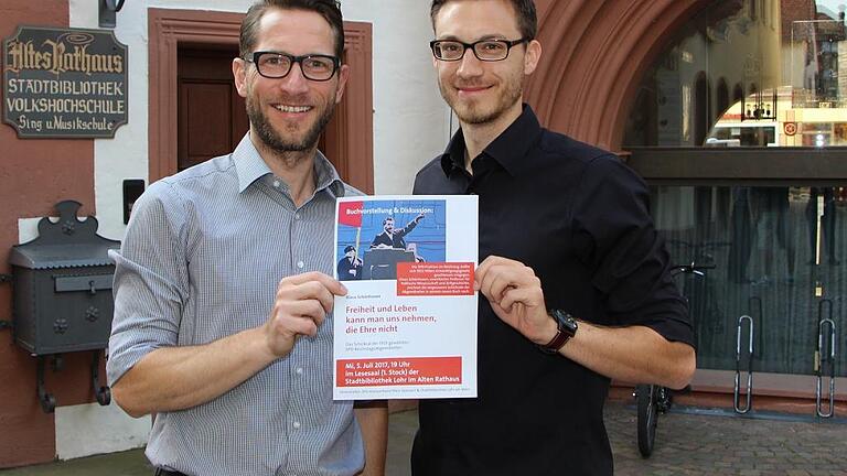 Der SPD-Kreisverband lädt zur Buchvorstellung in der Stadtbibliothek Lohr ein. Vorsitzender Sven Gottschalk und Organisator Florian Sauer präsentieren das Plakat dazu.