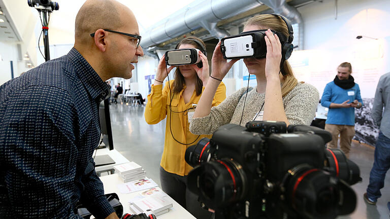 Mobile Media Day: Mehr als nur Smartphone-Themen       -  Mobile Media Day 2016: Clarence Dadson von der Firma Design4real zegt den Umgang mit VR-Brillen.