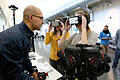 Mobile Media Day: Mehr als nur Smartphone-Themen       -  Mobile Media Day 2016: Clarence Dadson von der Firma Design4real zegt den Umgang mit VR-Brillen.
