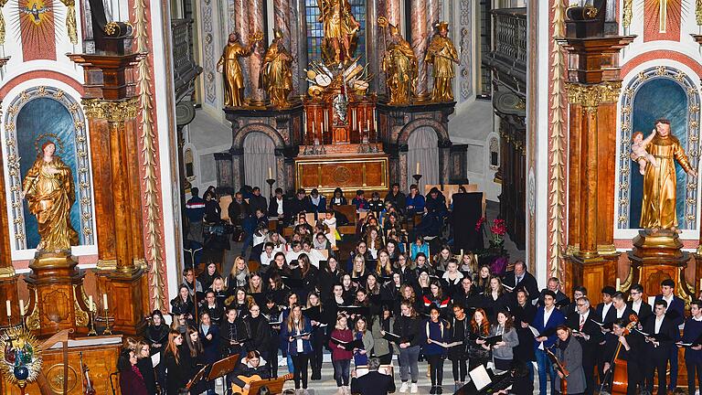 Kurz vor den Weihnachtsferien fand das alljährliche Advents- und Weihnachtskonzert des Gymnasiums Steigerwald-Landschulheim Wiesentheid, unter dem Motto „Es wird ein Stern aufgehen“, statt. In der voll besetzten St. Mauritius Kirche in Wiesentheid begeisterten alle Akteure das Publikum.