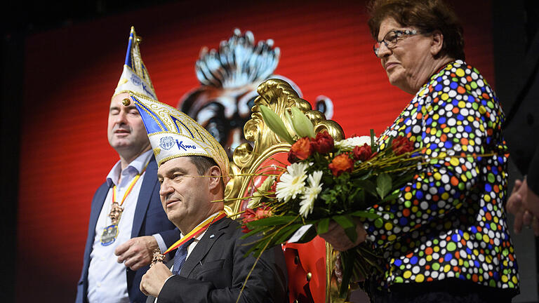 Schlappmaulorden       -  Die drei Schlappmäuler Hubert Aiwanger (Freie Wähler) (v. l.), Markus Söder (CSU) und Barbara Stamm (CSU) posieren am Montag (24.02.20) bei der Rosenmontagssitzung der Kitzinger Karnevalsgesellschaft (KiKaG) in der Florian-Geyer-Halle in Kitzingen auf der Bühne. Die KiKaG zeichnet Markus Söder (CSU) in der aktuellen Session mit dem sogenannten Schlappmaulorden aus, sein Stellvertreter Hubert Aiwanger (Freie Wähler) hält als Schlappmaul der letzten Session die Laudatio.