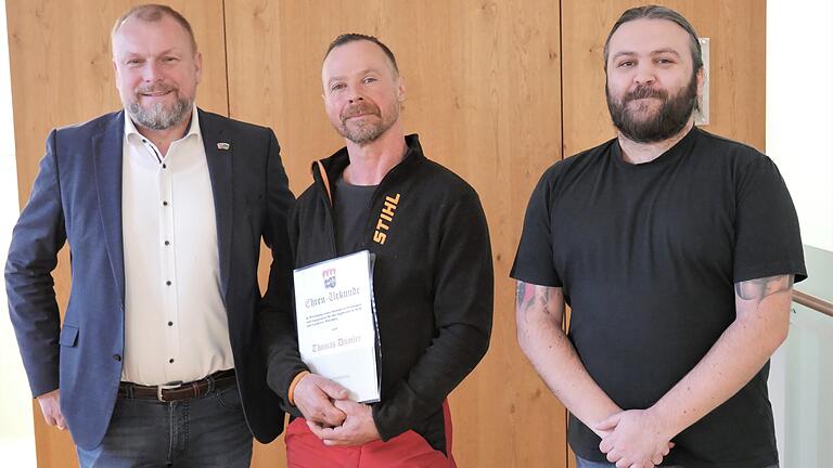 Landrat Thomas Eberth (links) verabschiedete im Beisein von Alexander Ilbeck von der unteren Jagdbehörde am Landratsamt (rechts) Thomas Dümler (Mitte) aus dem Jagdbeirat für Stadt und Landkreis Würzburg.