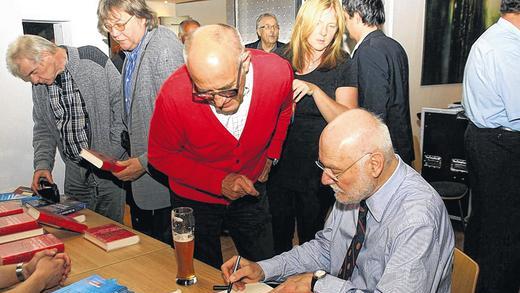 Signierstunde: Nach seiner Rede gab der Politiker Autogramme und signierte sein Buch.