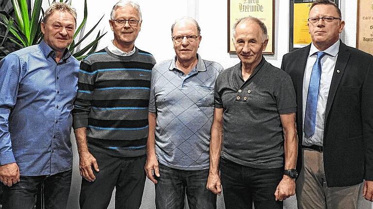 Wolfgang Zinn (Mitte) wurde von der Vorstandschaft des TSV Ostheim (Im Bild von links Silvio Hochheim, Günther Clas, Volker Gunzenheimer, Heiko Zehe) zum Ehrenmitglied ernannt. Wolfgang Zinn (Mitte) wurde von der Vorstandschaft des TSV Ostheim (Im Bild von links Silvio Hochheim, Günther Clas, Volker Gunzenheimer, Heiko Zehe) zum Ehrenmitglied ernannt.