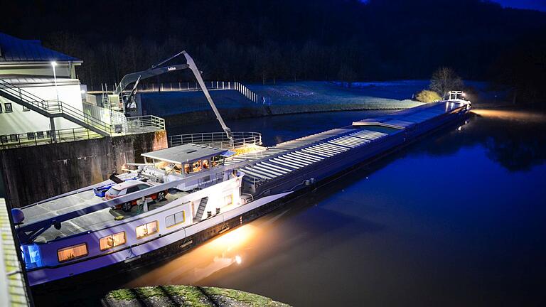 Gegen 5 Uhr morgens wurde der Schiffsführer von einem lauten Knall geweckt: Sein Frachtschiff hatte sich unbemerkt von der Kaimauer gelöst und knallte gegen die Mauer des Kraftwerks an der Schleuse Lengfurt.