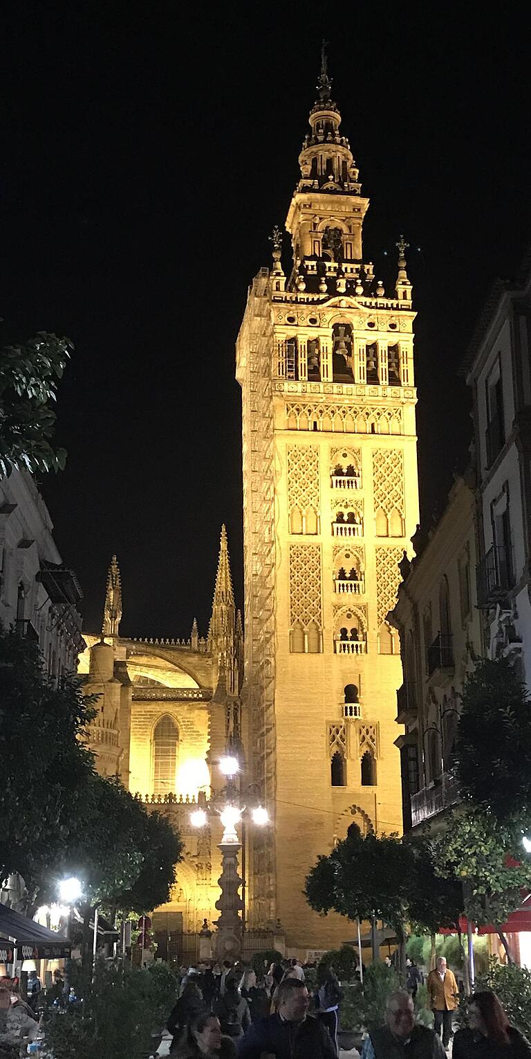 Der Giralda, der Glockenturm der Kathedrale, ist eines der Wahrzeichen von Sevilla.