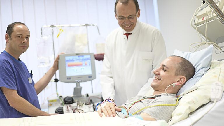 'Es ist wie beim Blut spenden': Marcel Bausback (liegend) bei seiner Stammzellspende am Uniklinikum Würzburg im Dezember 2018 – betreut von Prof. Markus Böck (Mitte), Leiter der Transfusionsmedizin, und Mitarbeiter Heiko Zeidler.