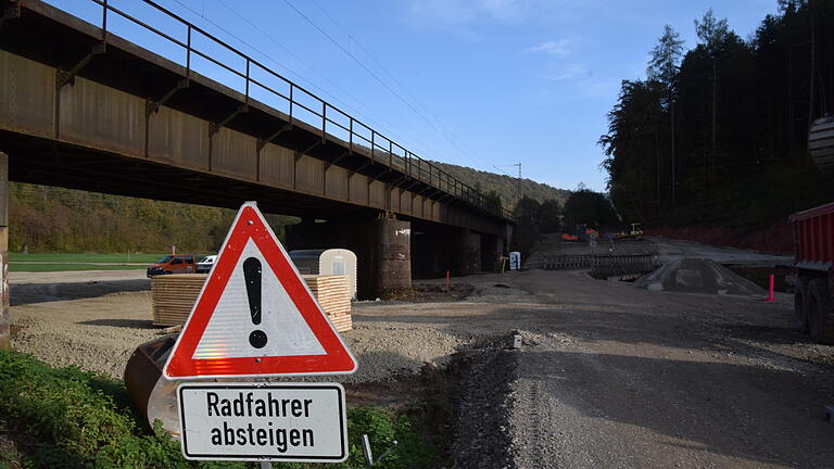 Hinweisschild für Radfahrer an der südlichen der beiden Brückenbaustellen bei Schaippach.