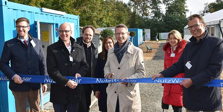 Das symbolische Band für das Nutzwasser-Projekt zerschnitten von links Ordnungsreferent Jan von Lackum, Thomas Track (Dechema), MdL Patrick Friedl (Grüne), MdL Barbara Becker, OB Sebastian Remelé, MdB Anja Weisgerber und Projektleiter Jörg Drewes von der TU München.