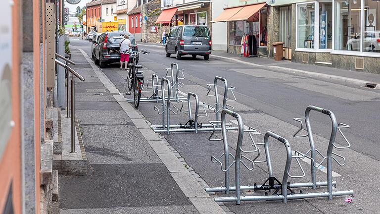 Im August montierte die Stadt Würzburg Fahrradständer in der Wenzelstraße. Hierfür mussten vier Parkplätze weichen. Das sorgte für Kritik.