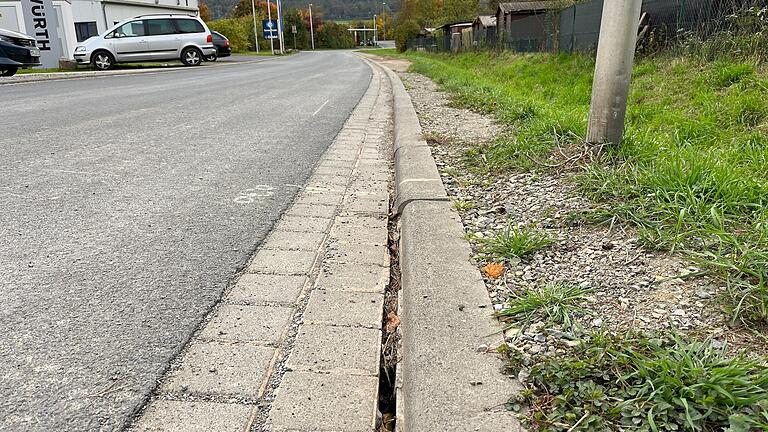 &nbsp;Am Landgraben klafft nach Abschluss der Arbeiten ein breiter Graben in der Abflussrinne.