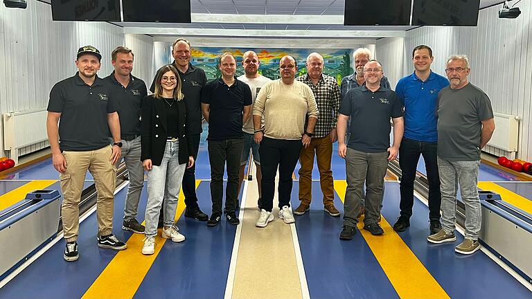 Neues Orga-Komitee von links: René Mühlfelder, Björn Werner, Elisabeth Goger, 1. Präsident Mario Mirco Mahr, Dominik Radler, 2. Präsident Markus Rottmann, Kassier Christian Radler, Ludwig Göpfert, Schriftführer Thomas Zösch, Phillipp Göpfert, Christopher Ullrich, Roland Mahr. (Es fehlt: Matthias Zink). Neues Orga-Komitee von links: René Mühlfelder, Björn Werner, Elisabeth Goger, 1. Präsident Mario Mirco Mahr, Dominik Radler, 2. Präsident Markus Rottmann, Kassier Christian Radler, Ludwig Göpfert, Schriftführer Thomas Zösch, Phillipp Göpfert, Christopher Ullrich, Roland Mahr. (Es fehlt: Matthias Zink).