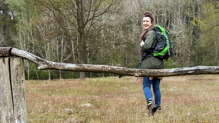 Frau mit Rucksack       -  Der Rucksack, den man bereits hat, reicht völlig aus: Für Rucking braucht es erst einmal keine spezielle Ausstattung.