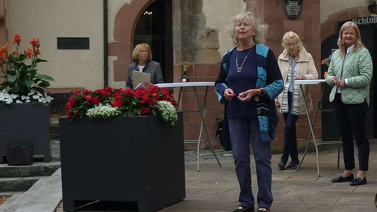 Die Vorsitzende der Tauberfränkischen Heimatfreunde, Kerstin Haug-Zademack, begrüßte die Gäste bei der Veranstaltung zum 60-jährigen Bestehen. Im Hintergrund sind zu sehen (von rechts): Bürgermeisterin Anette Schmidt, stellvertretende Vorsitzende Irmgard Michel und Chorleiterin Mechthild Geiger.