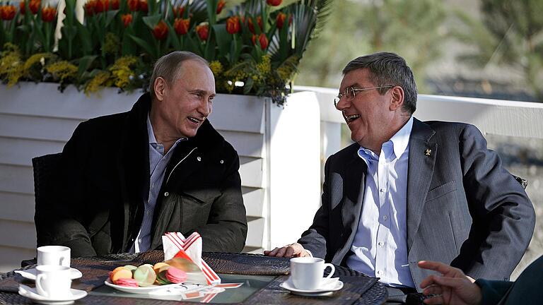 Der russische Präsident Wladimir Putin (links) und IOC-Präsident Thomas Bach unterhalten sich während der Olympischen Winterspiele 2014 in Sotschi. Der russische Präsident Wladimir Putin (links) und IOC-Präsident Thomas Bach unterhalten sich während der Olympischen Winterspiele 2014 in Sotschi.