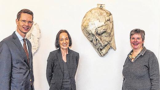 Ausdrucksstarke Skulptur aus Lkw-Plane: Oberbürgermeister Sebastian Remelé, die Schenkerin Lioba Pilgram und Andrea Brandl von der Kunsthalle mit der Arbeit „Schlaf“ des Künstlers Botond. Ausdrucksstarke Skulptur aus Lkw-Plane: Oberbürgermeister Sebastian Remelé, die Schenkerin Lioba Pilgram und Andrea Brandl von der Kunsthalle mit der Arbeit „Schlaf“ des Künstlers Botond.