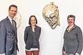 Ausdrucksstarke Skulptur aus Lkw-Plane: Oberbürgermeister Sebastian Remelé, die Schenkerin Lioba Pilgram und Andrea Brandl von der Kunsthalle mit der Arbeit &bdquo;Schlaf&ldquo; des Künstlers Botond.