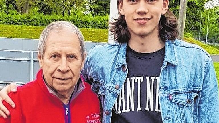 Dominik Bokk mit seinem damaligen Schweinfurter ERV-Trainer, dem heute 78-jährigen Juri Peregudov.