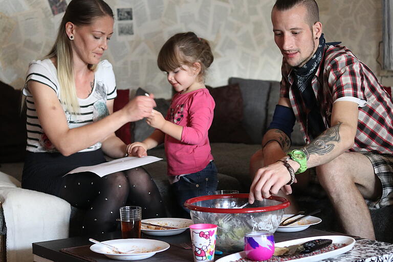 Gemeinsames Mittagessen: Denise Binder und Stefan Schwarz sitzen mit Jamie am Esstisch.