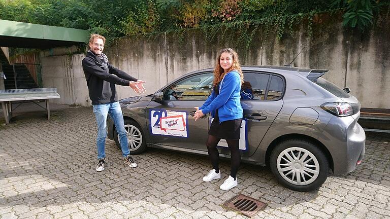 Madame Anaïs Boulord mit ihrem&nbsp; FranceMobil zu Besuch beim Friedrich-List-Gymnasium.