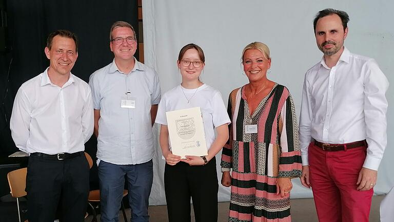 Sie freuten sich über die Verleihung des Schulpreises (von links): Oberstufenkoordinator Dr. Reinhard Klos, Martin Pohl (Mitarbeiter in der Schulleitung), Lilli Büttner, Patricia Eichelmann (Elternbeiratsvorsitzende) und Schulleiter Markus Binzenhöfer.&nbsp;