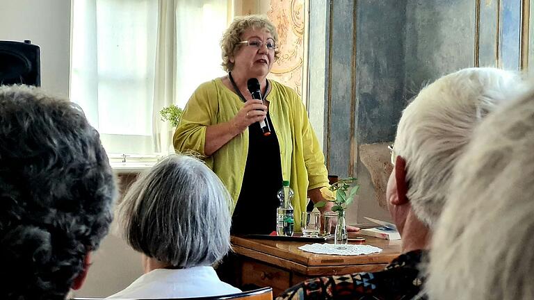 Die Autorin Annegret Wochele bei ihrer Lesung im Schloss Wolzogen.