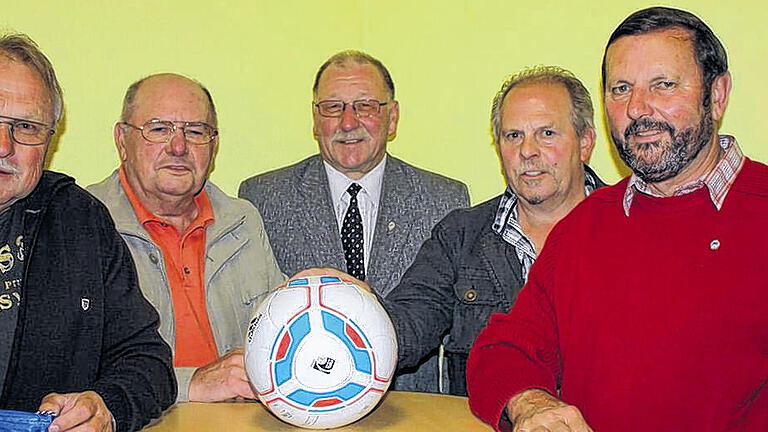 40 Jahre dabei: (von links) Manfred Nöth, Adam Tomkiewitsch, BLSV-Vertreter Rainer Werner und Roland Back. Winfried Hein (rechts) bekam für langjährige Vorstandstätigkeit die Verdienstnadel in Gold.